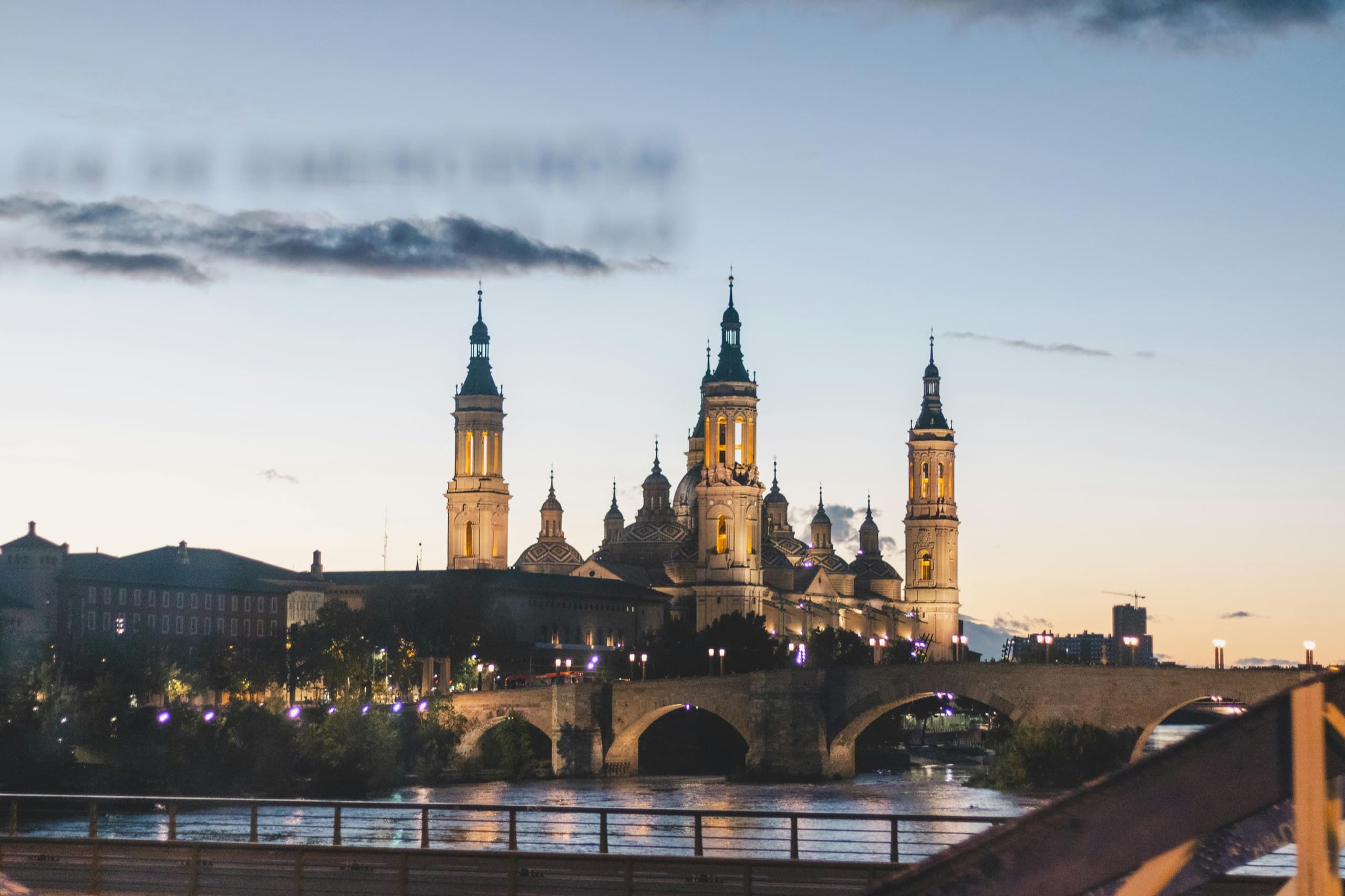 Basílica del Pilar en Zaragoza al atardecer — Exámenes Cambridge en Zaragoza